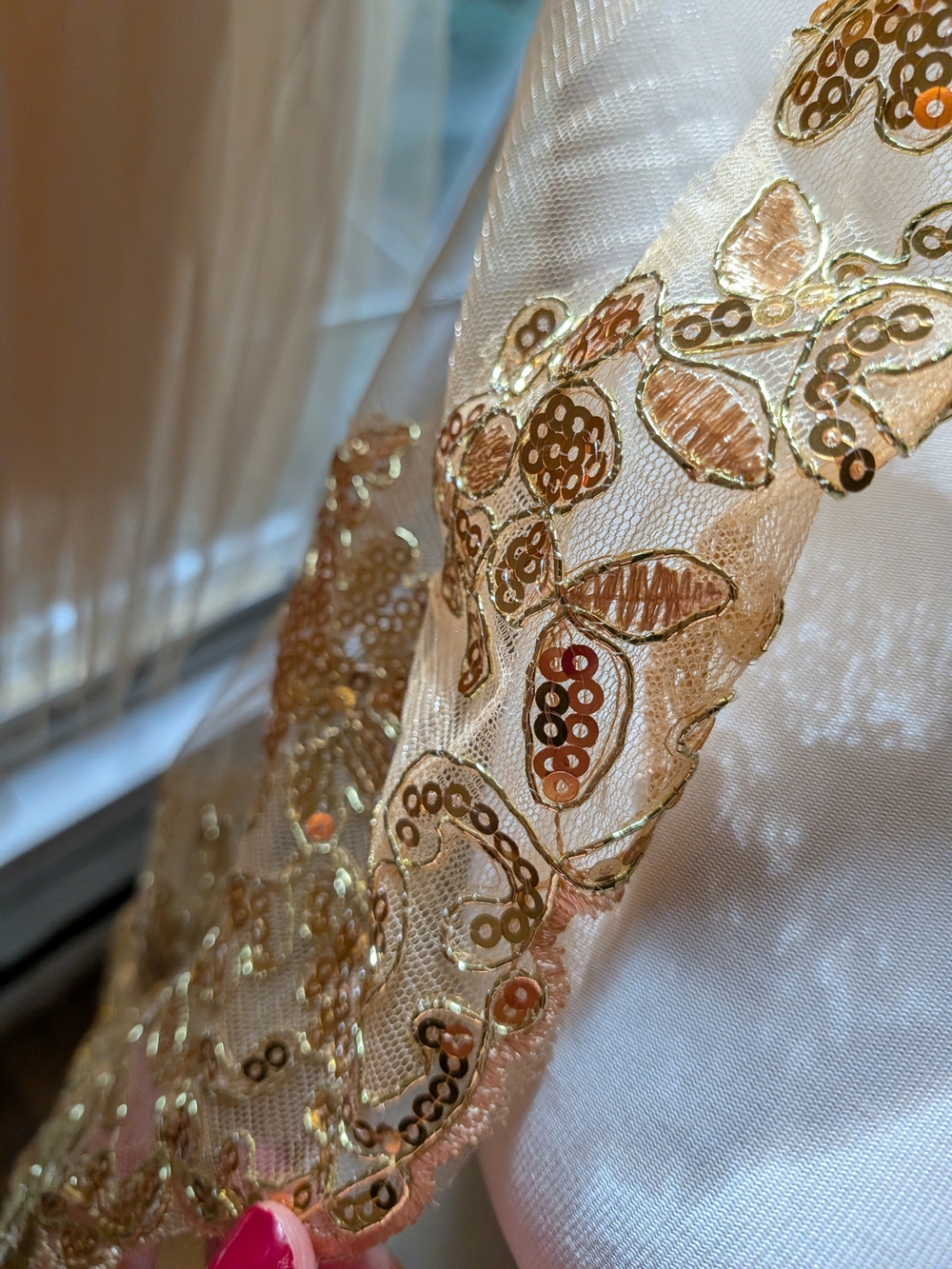 Gold Sequined Veil - Picture 4 of 11
